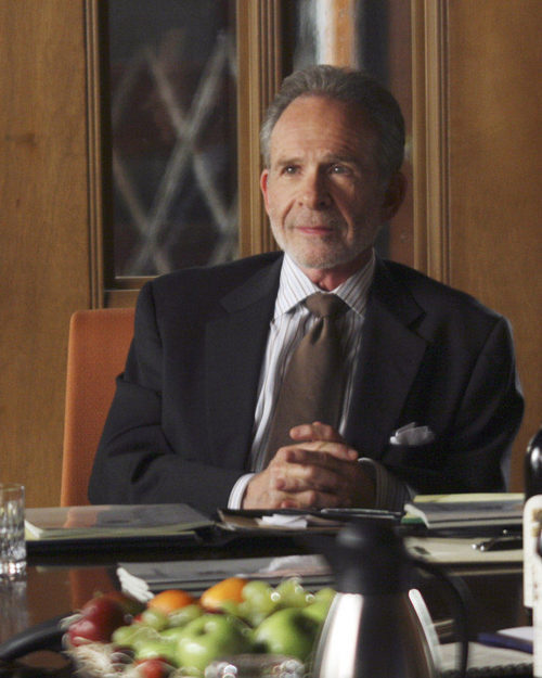 El actor Ron Rifkin es Saul Holden en 'Cinco hermanos'