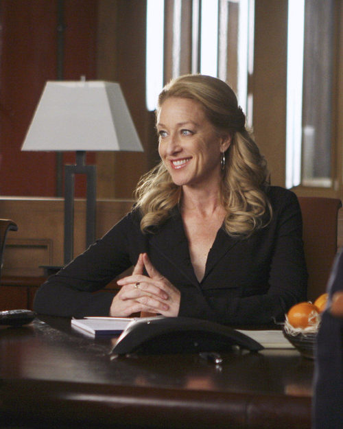 Patricia Wettig da vida a Holly Harper en 'Cinco hermanos'