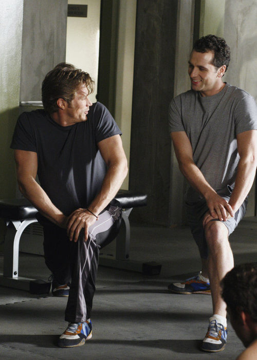 Chad y Kevin se miran en Cinco hermanos