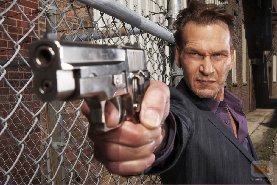 Patrick Swayze es Charles Barker en 'The Beast'