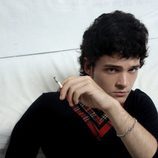 Adam Jezierski fumando