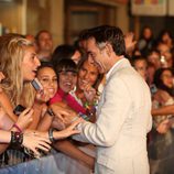 Imanol Arias con los fans en la première de 'Cuéntame'