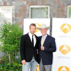 Martijn Kuiper y Larry Hagman
