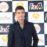 Maxi Iglesias posando en la première de 'Física o Química'