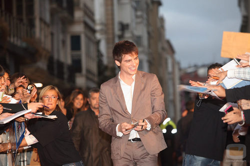 Óscar Sinela posa la première de 'FoQ'