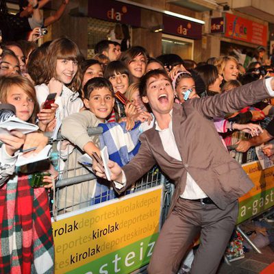 Óscar Sinela fotografiándose con los fans