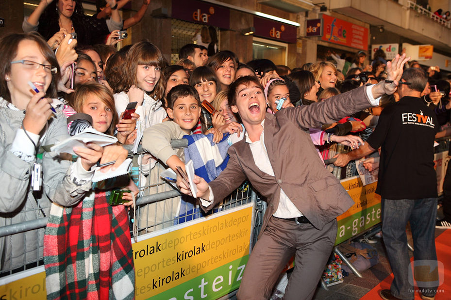 Óscar Sinela fotografiándose con los fans