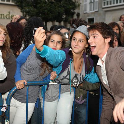 Óscar Sinela con los fans