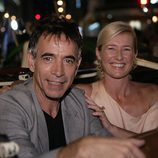 Imanol Arias y Ana Duato en un coche de época