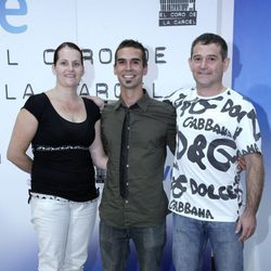 Xavier Torras con dos de los reclusos
