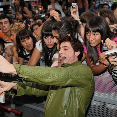 Óscar Sinela se fotografía los fans