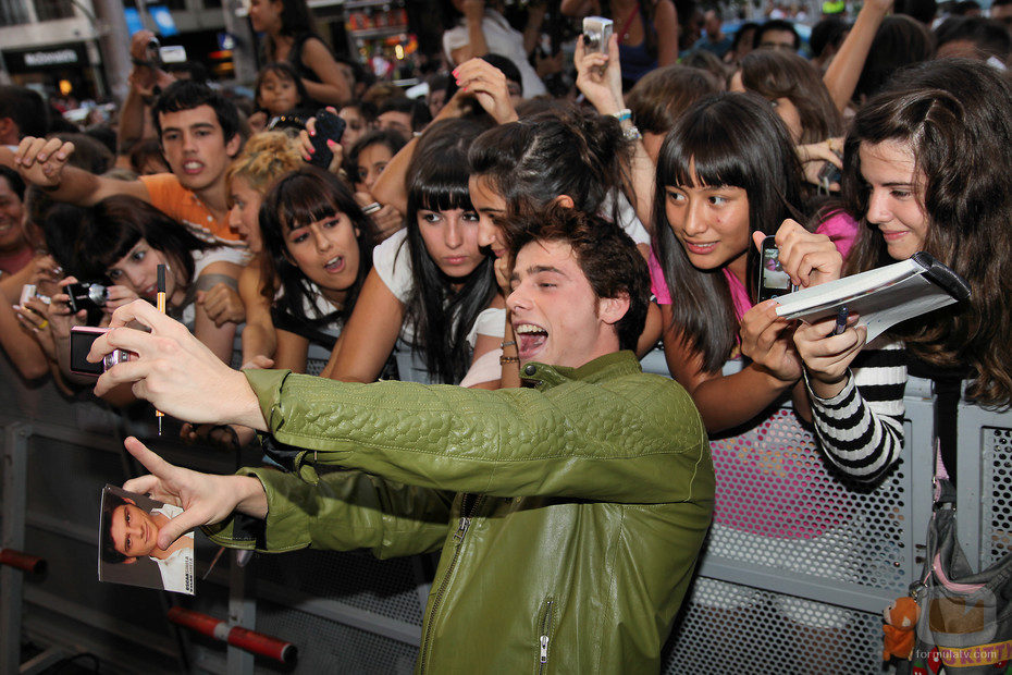 Óscar Sinela se fotografía los fans