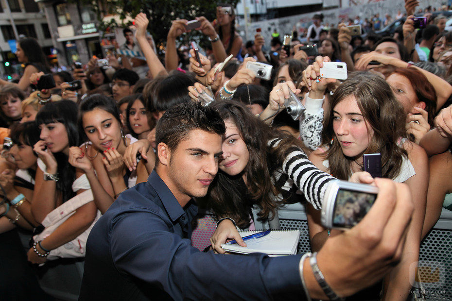 Maxi Iglesias con los fans