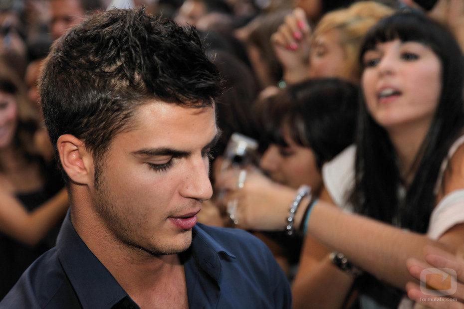 Maxi Iglesias firmando autógrafos