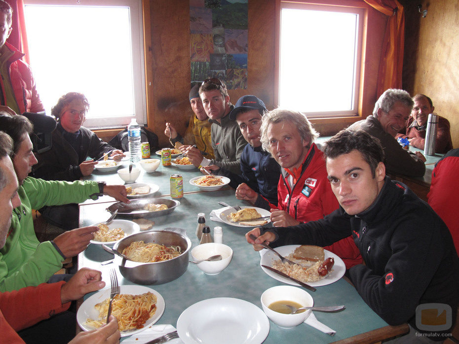 La expedición de 'Desafío extremo' descansando