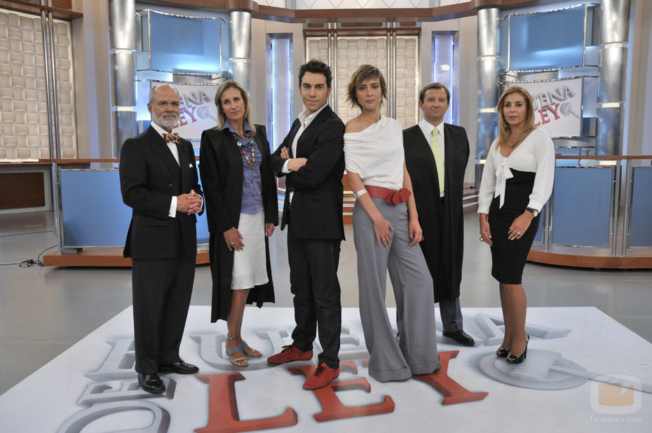 Los jueces de 'De buena ley' con los presentadores