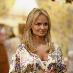 Kristin Chenoweth en bata en 'Pushing daisies'
