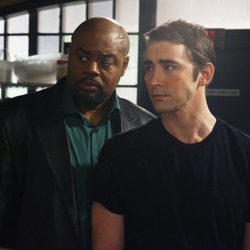 Lee Pace con camiseta negra en 'Pushing daisies'