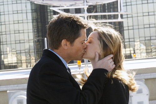 Rob Lowe besa a Calista Flockhart en 'Cinco hermanos'