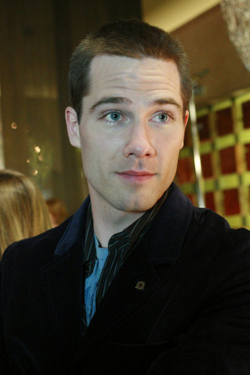 Luke Macfarlane en un capítulo de 'Cinco hermanos'