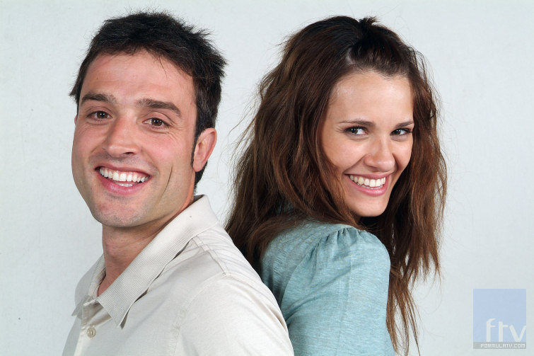 Daniel Guzmán y Elena Ballesteros posan para la promoción de la nueva temporada de 'La familia Mata'