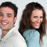Daniel Guzmán y Elena Ballesteros posan para la promoción de la nueva temporada de 'La familia Mata'
