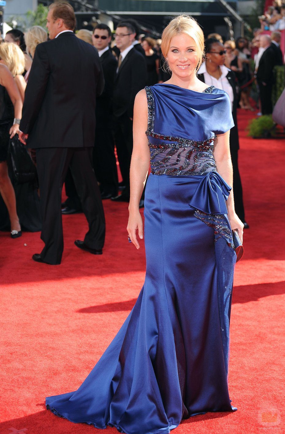 Christina Applegate luce evstido en la gala de los Emmy 2009