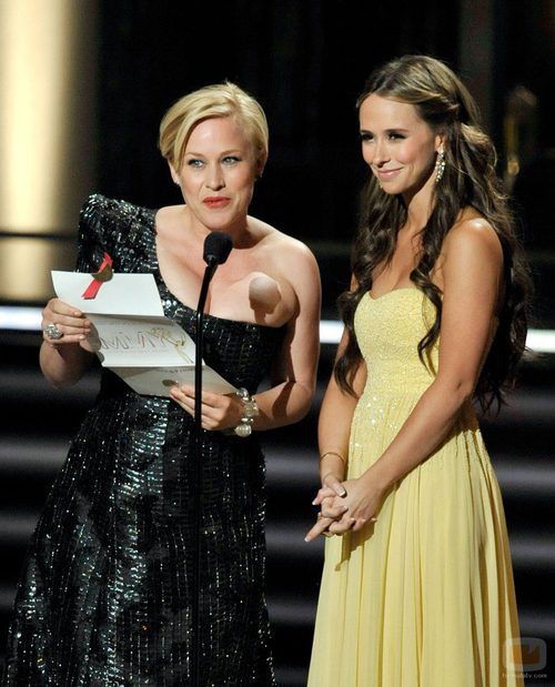 Patricia Arquette y Jennifer Love Hewitt en los Emmy 2009