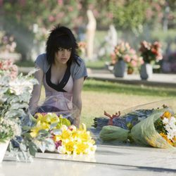 Paula en el cementerio llevando flores