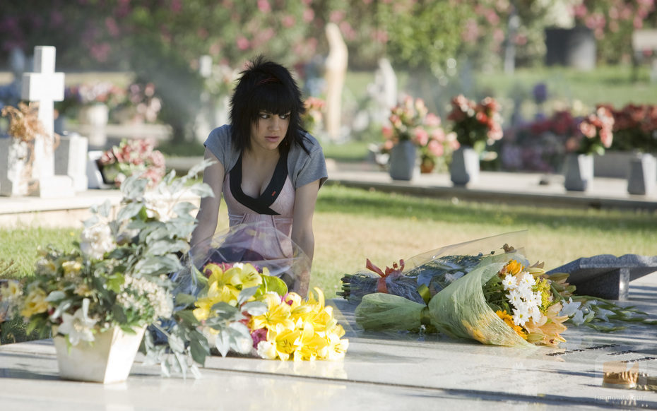 Paula en el cementerio llevando flores
