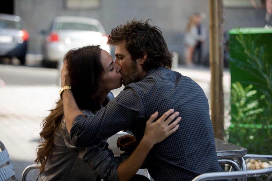 Silvia y Bruno se besan