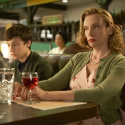 Toni Collette es Alice, la ama de casa