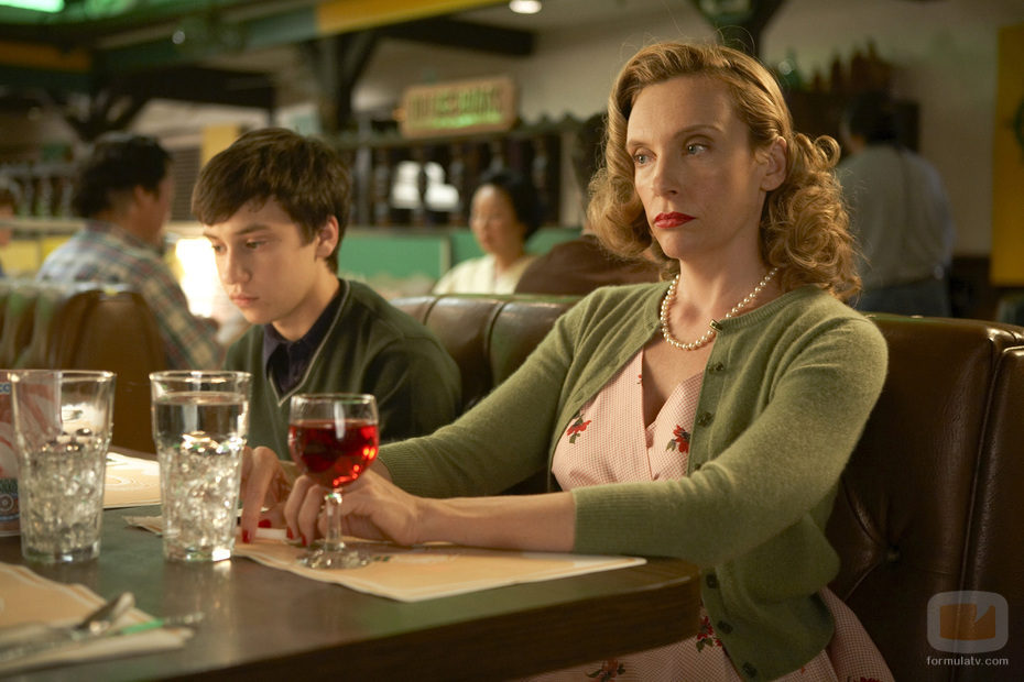 Toni Collette es Alice, la ama de casa