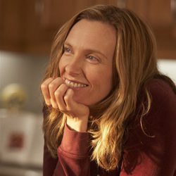 Toni Collette es Tara, la madre