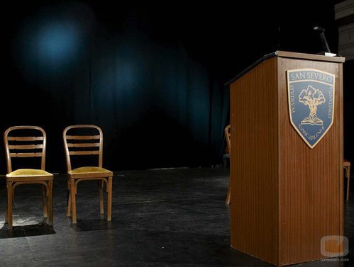 Atril del escenario del salón de actos