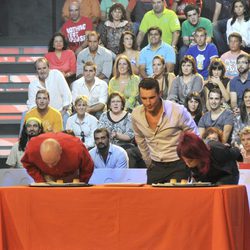 Comiendo flanes en 'Mi familia contra todos'