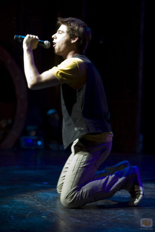 Quino canta frente a Nacho Cano