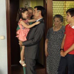 La familia Alcántara espera que Antonio sea diputado en 'Cuéntame cómo pasó'