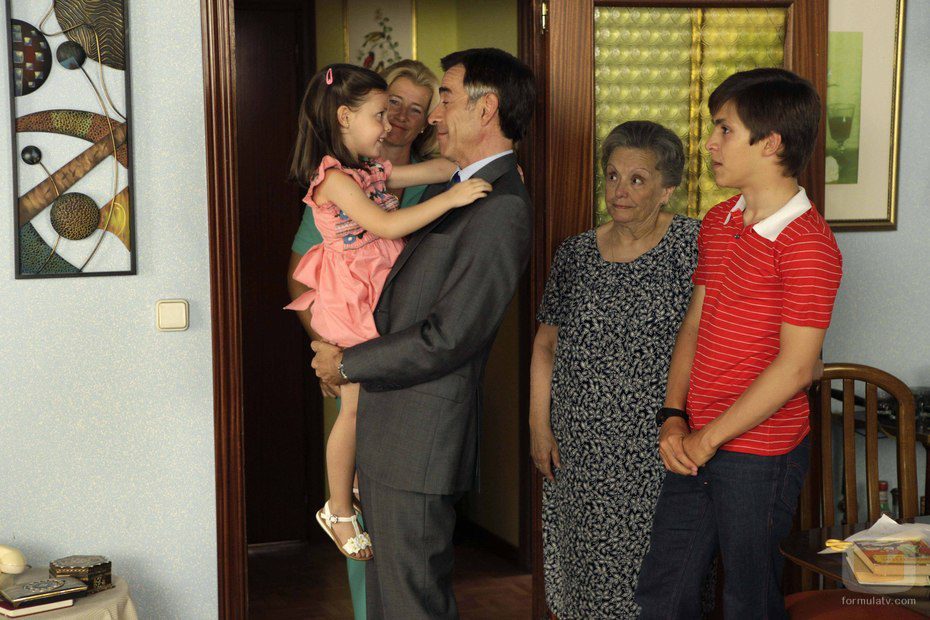 La familia Alcántara espera que Antonio sea diputado en 'Cuéntame cómo pasó'