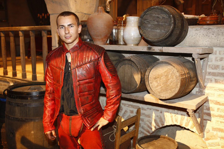 Jorge Lorenzo en su cameo de 'Águila Roja'