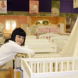 Angy se apoya en una cuna