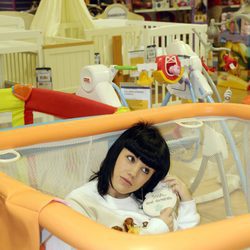 Angy dentro de un parque infantil