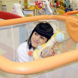 Angy dentro de un parque de bebés