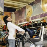 Angy empuja un carrito de bebés