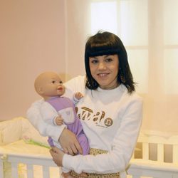 Angy con un muñeco en brazos