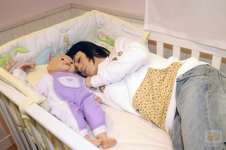 Angy duerme en una cuna