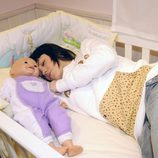 Angy duerme en una cuna