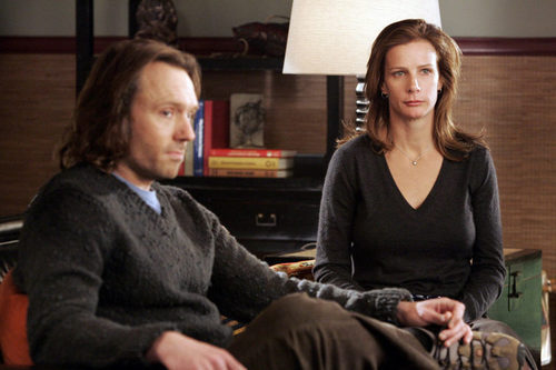 John Pyper-Ferguson y Rachel Griffiths en 'Cinco hermanos'