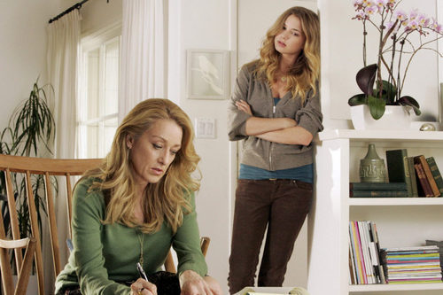 Patricia Wettig y Emily VanCamp en 'Cinco Hermanos'
