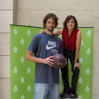 Cristina Villanueva acompañada de Pau Gasol para cubrir el 'Eurobasket'